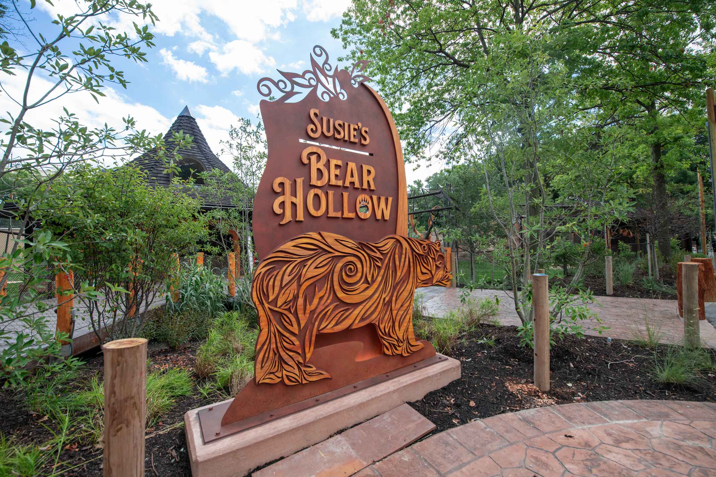 A bear exhibit sign at the zoo